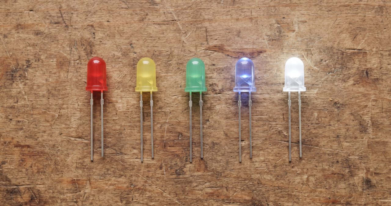 赤・黄・緑・青・白の5色のLED(それぞれ2本足の砲弾型)を色の順に横一列に並べた俯瞰の物撮り写真
