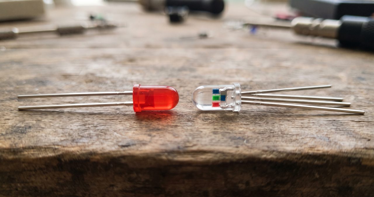 横倒しにした2本足の赤色LEDと、4本足のリードを扇状に広げたフルカラー(RGB)LEDを並べて足の本数が数えられるように真横から撮影した物撮り写真