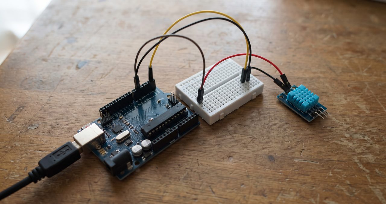 温湿度センサーモジュールがジャンパー線3本でブレッドボードとArduino互換ボードに接続されている配線全体の様子