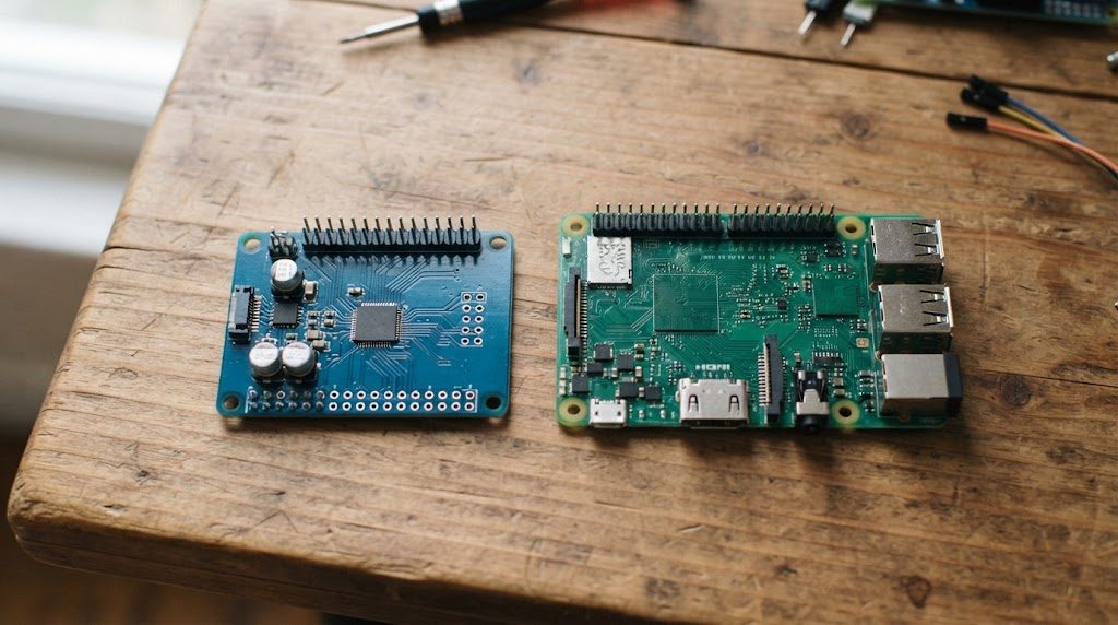 マイコンボードと、小型のシングルボードコンピューターを並べて比べている様子